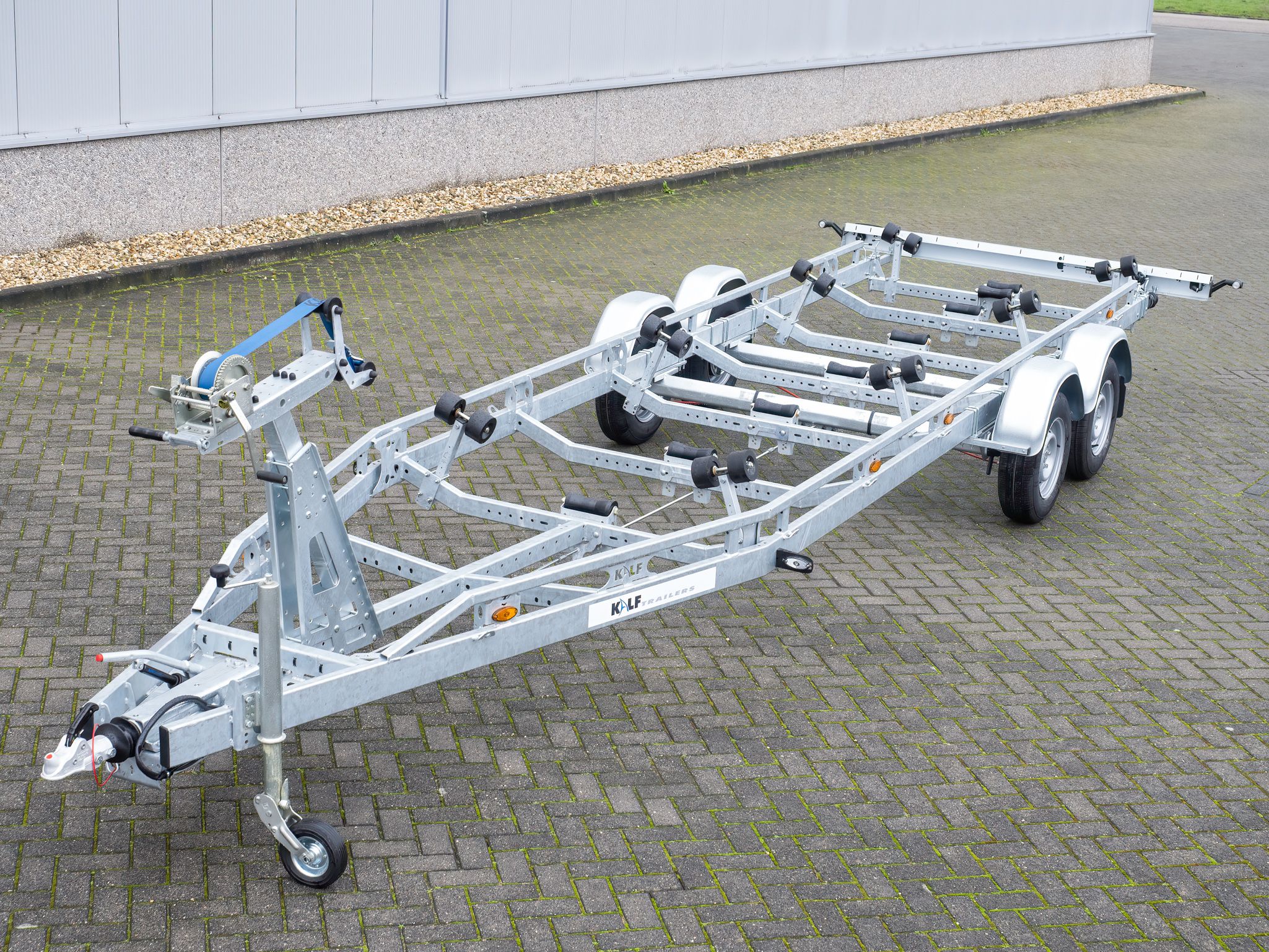 Kalf motorboot 3500-83 met geknikte dwarsbalken