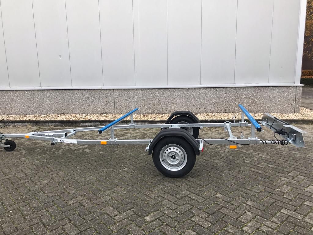 Kalf650-45 met dwarsopleggers voor 2x kano