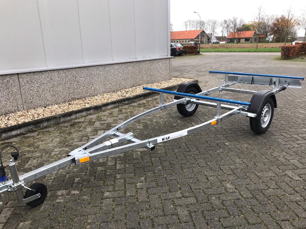 Kalf 650-45 met dwarsopleggers voor 2x kano