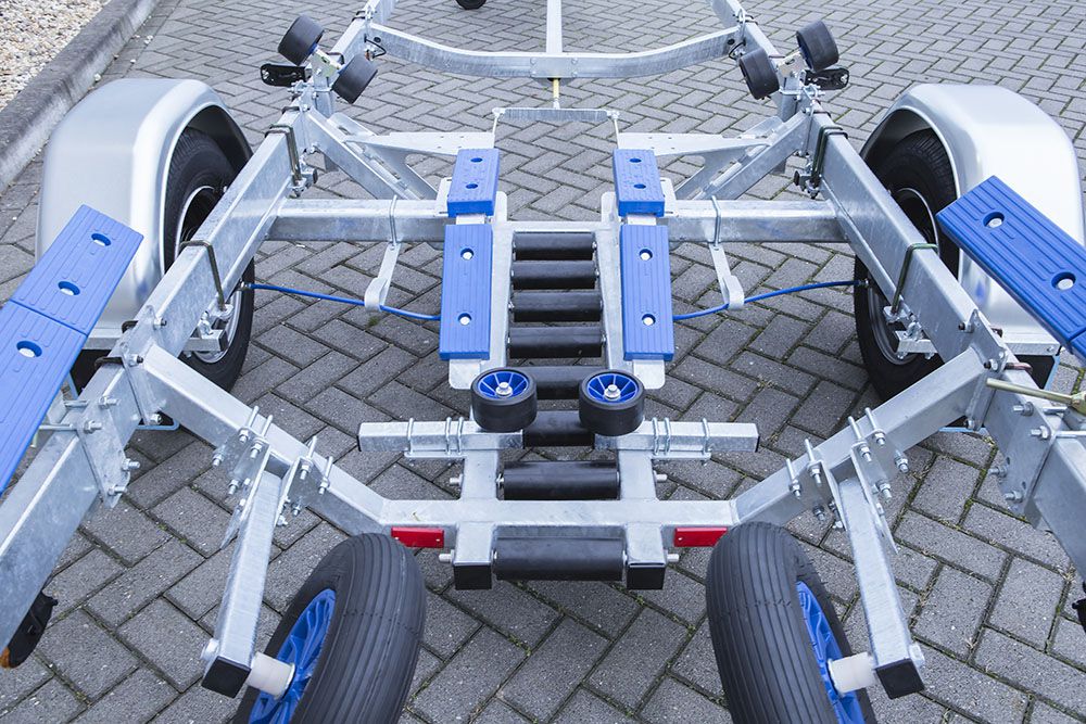 Kalf kielboottrailer 1300 kg Randmeer met gedeelde as