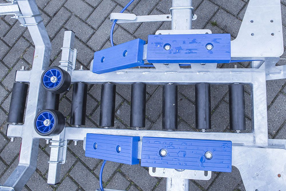 Kalf kielboottrailer 1300 kg Randmeer met gedeelde as